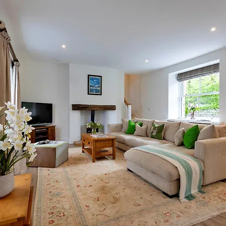 Finest Retreats - The Old Estate Office Nr Hall *