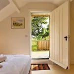Finest Retreats - The Old Estate Office Nr Hall * Grantley